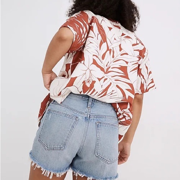 MADEWELL Relaxed Denim Lightwash Distressed Frayed Hem Shorts SZ 33 - Picture 4 of 13